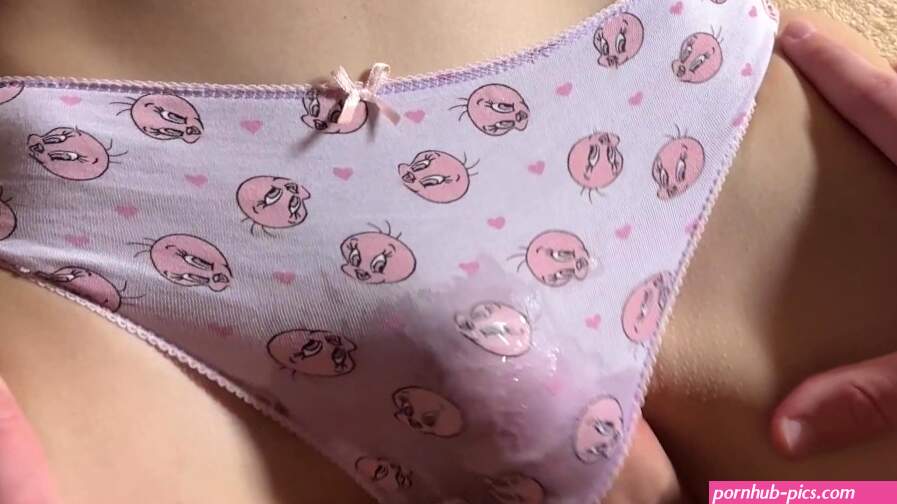 Frotamiento de coño caliente y corrida en las bragas sexys de la novia
