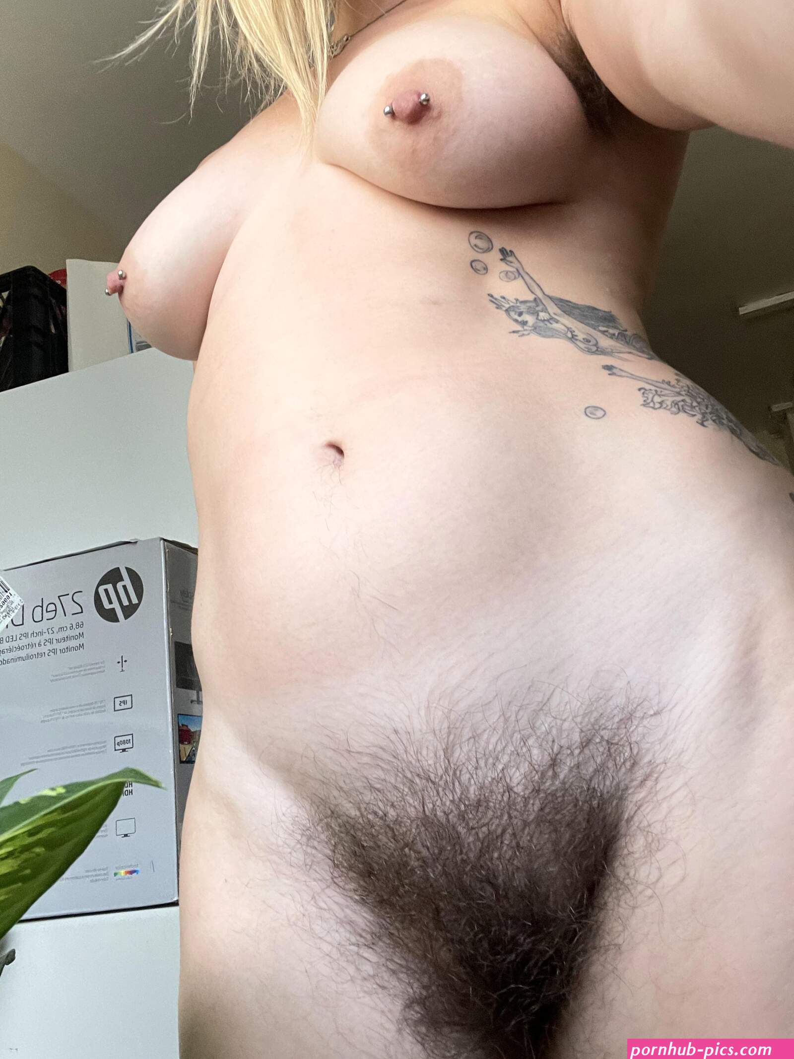 Full bush. But whos gonna fill my pussy?