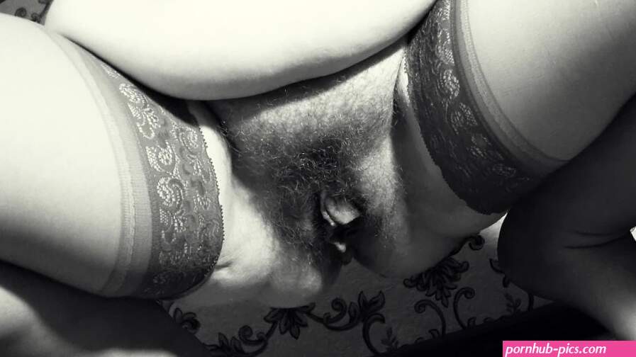 Bush on the pussy of a mature bbw. Hairy pussy.