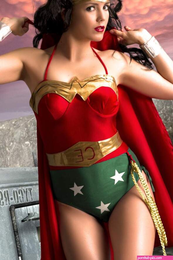 Wonder Woman strips nude