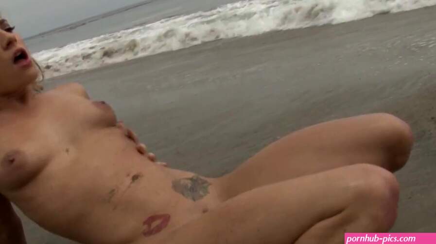 Dahlia Sky mastubeerd en squirt op het strand