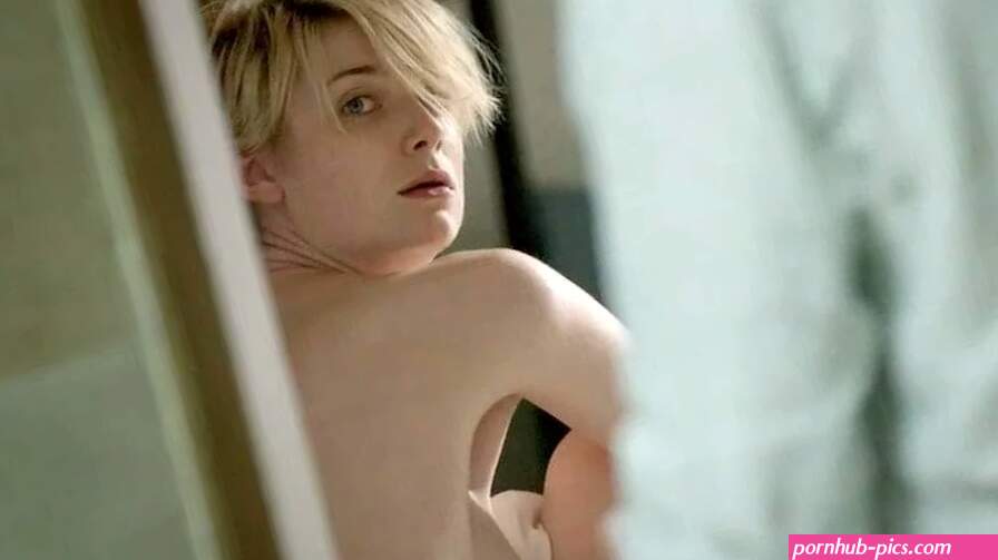 Elizabeth Debicki topless scène op