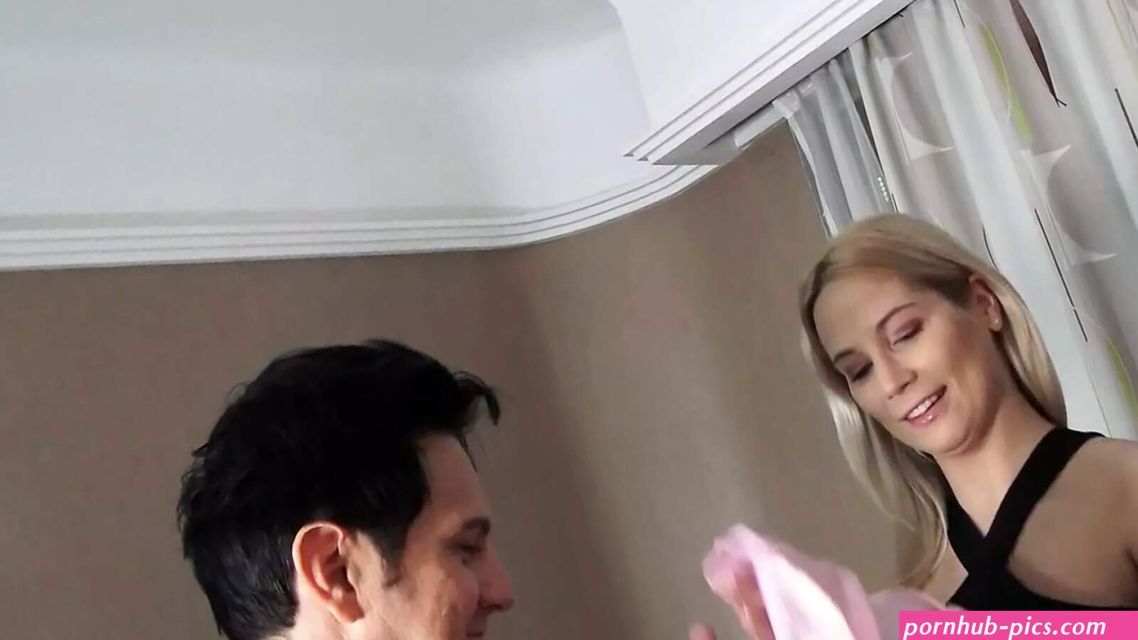 Reuzin mietje slet femdom seks lange godin Amanda domineert en vernedert haar travestiet teefjongen!