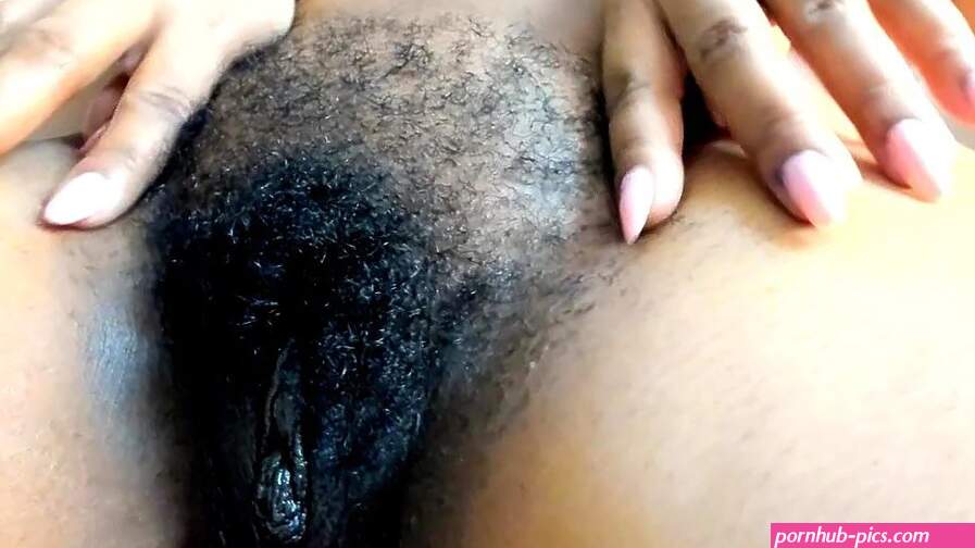 Vingeren in een zeer zwarte en harige kut Porno Video