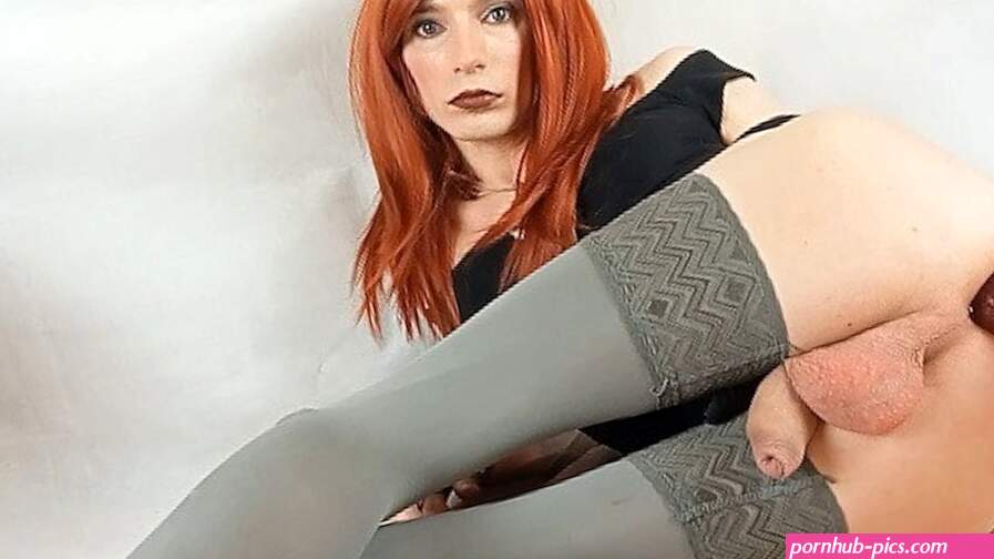 Crossdresser neukt kont met grote dildo