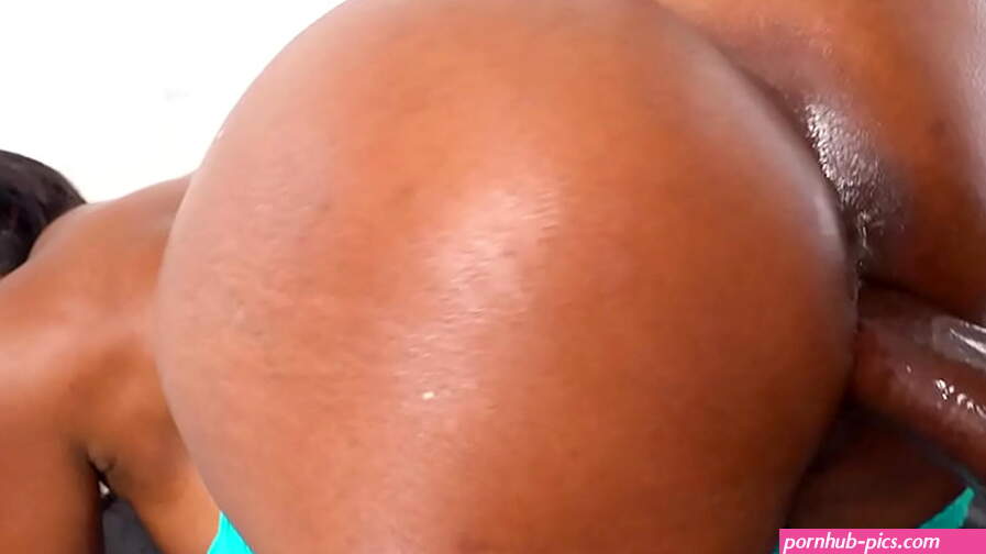 Black milf with a HUGE ass gets fucked doggystyle by a BBC