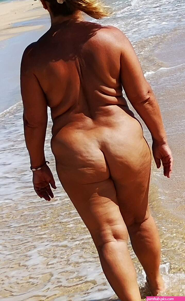 Moglie esibizionista al mare