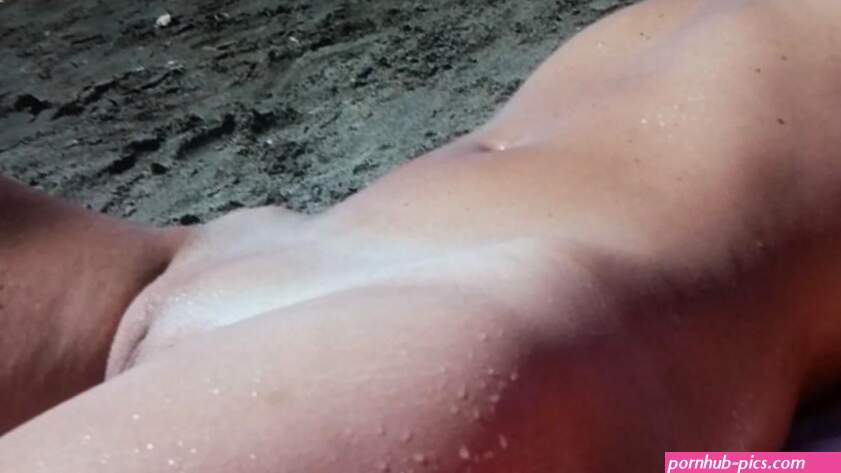 Quella porca di mia moglie Paola si esibisce al mare