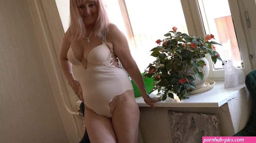 Beste oma 70 jaar wordt anaal geneukt Oma creampie! Mijn lul is groot 4K