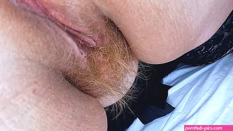 Reife Muschi und Klitoris Nahaufnahme. MILF fingert groe pralle haarige Fotze und rosa Loch. du willst sie? asmr.