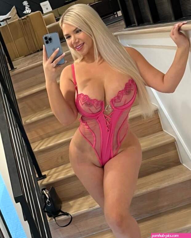 Bikini Model Summer Brookes Posts Some of The Hottest Pics on Instagram!
