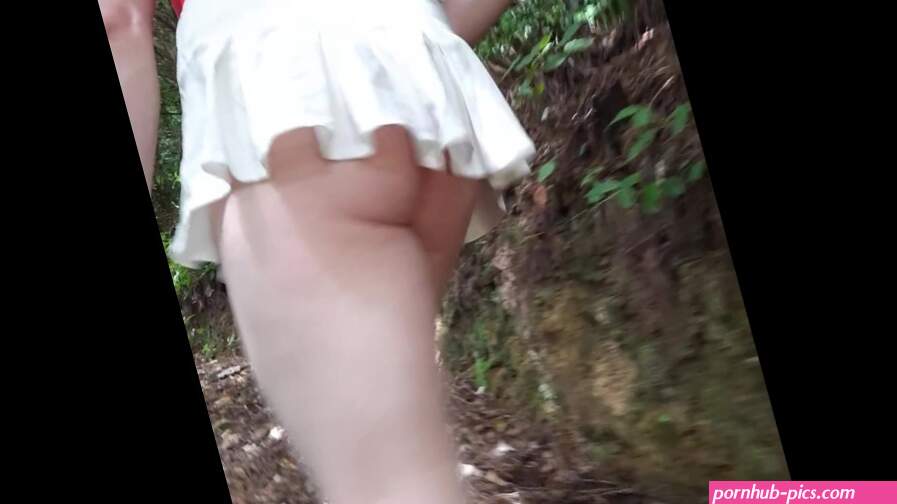 Sissy upskirt in het openbaar