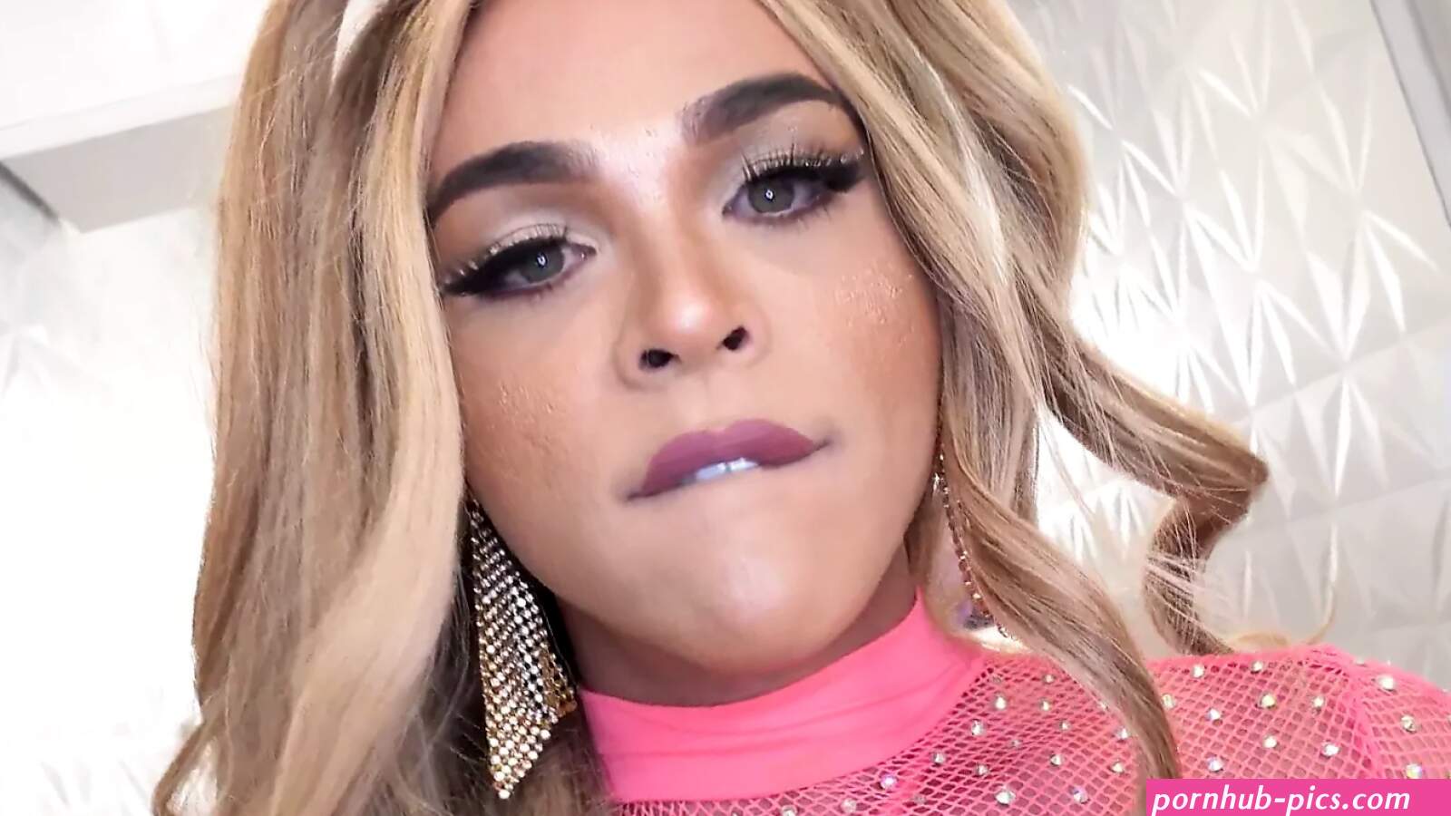 Grote kont blonde tranny krijgt grote zwarte lul anale neukpartij zonder condoom op bed
