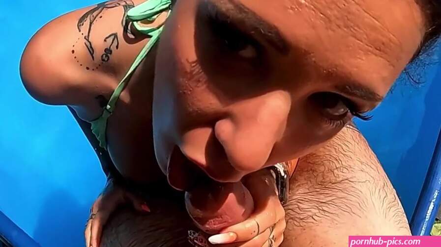 una coppia italiana scopa in piscina con il rischio di essere visti dai vicini