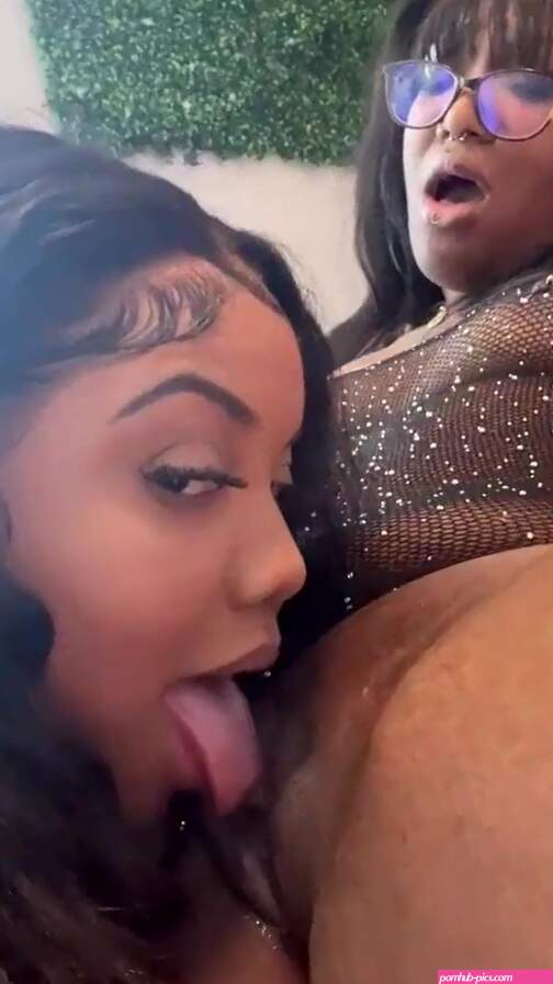 Ebony babe likt het geschoren poesje van haar lesbische vriendin