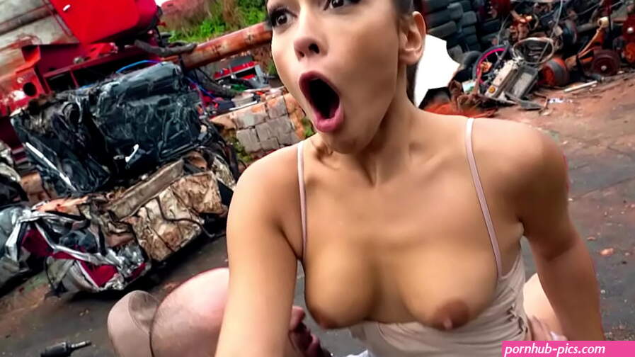 Hot fit teen gets fucked in her booty in Junk Junction