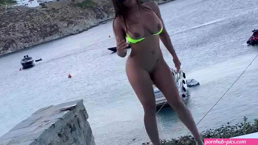 Squirt like a pool Fountain