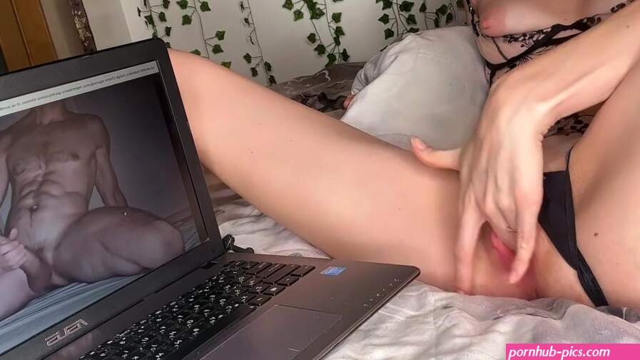 Get turned on by watching Steeeros jerking offgirl watching porn