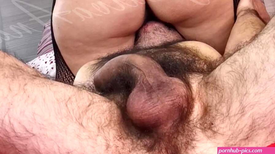 Mi siedo sulla sua faccia per farmi leccare figa e culo! P2 Facesitting