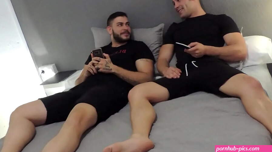 Amigos heteros viendo porno