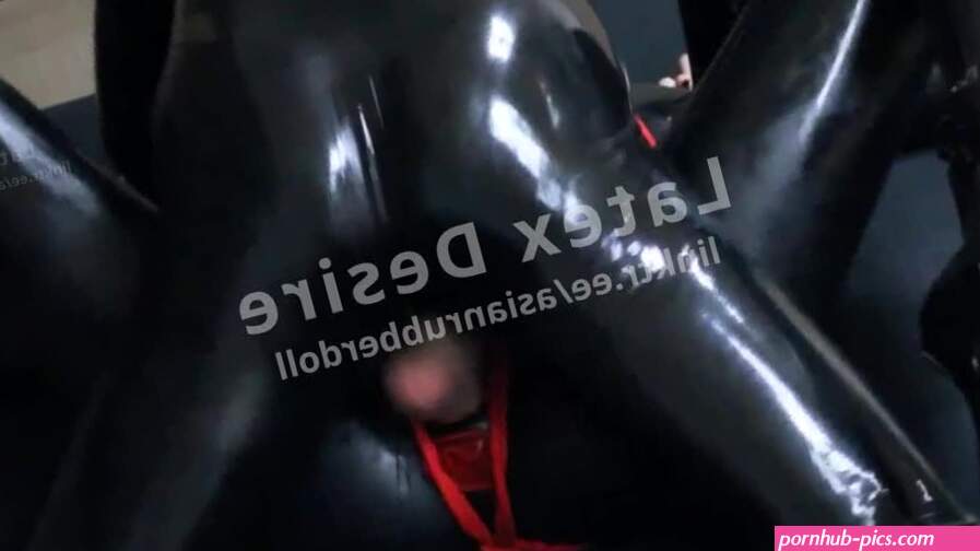 Rubber pop wordt geneukt! Rubber latex sekscondoom pak condoom mond