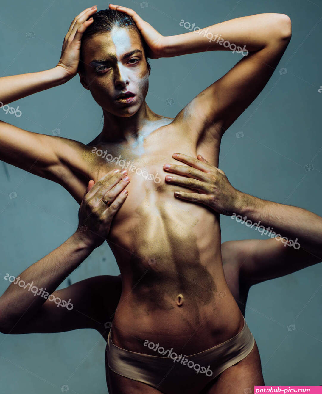 Toca-lhe nos mamilos. Sexy slim fit nu menina pele cor metalizada. Garota de ouro preliminares
