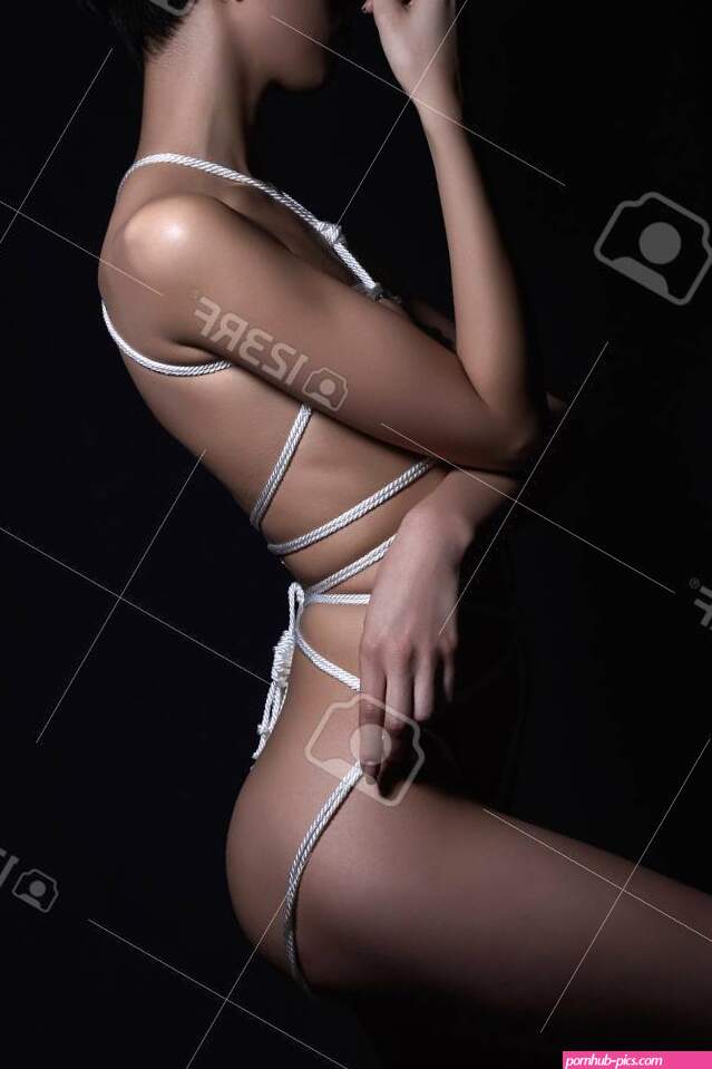 Menina Bonita Do Corpo Nu. Mulher Nua Do Laço Do Sexy. Jogos Do Adulto Foto Royalty Free Gravuras Imagens e Banco de fotografias. Image 97361531