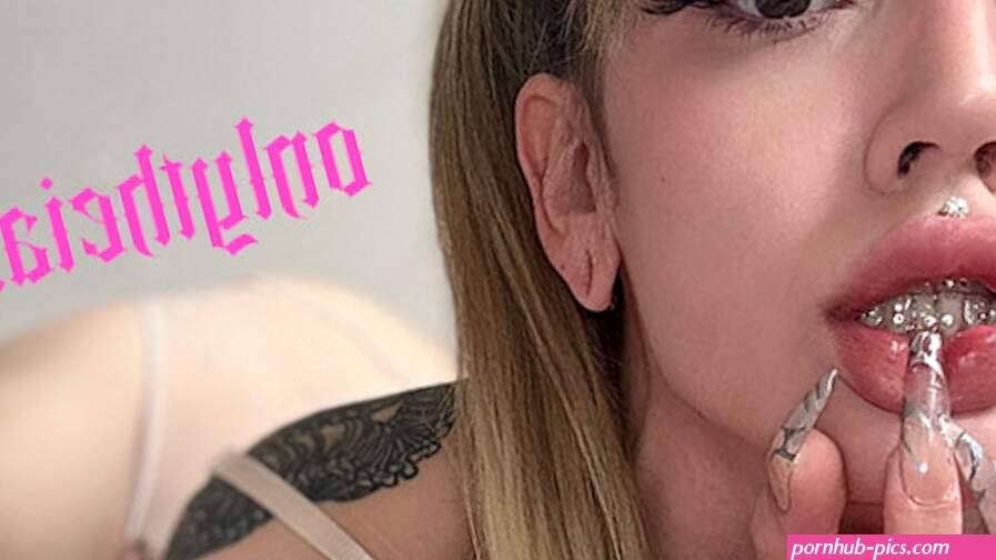 Trans meisje solo anaal berijdt een dildo