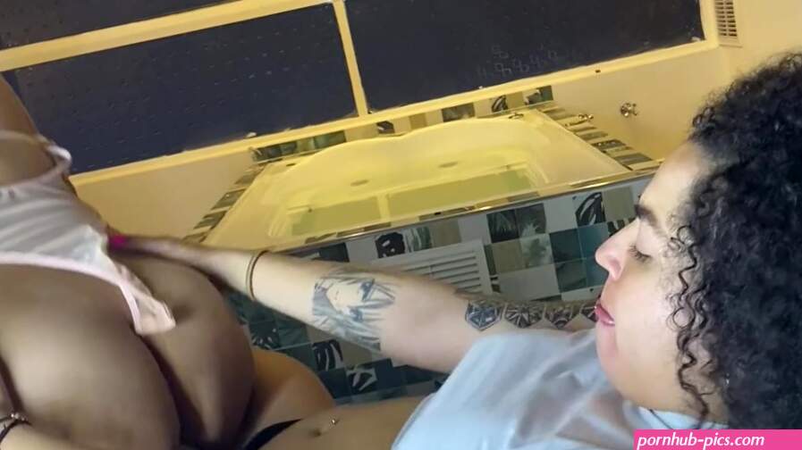 REAL AMATEUR SEX! Puta MILF recibe dura cogida de una LESBIANA real Porn Videos