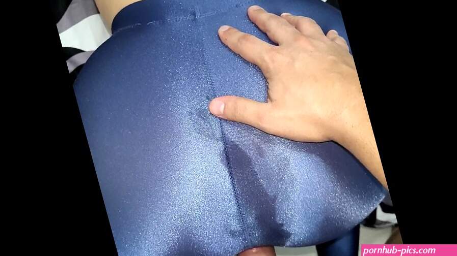 Glanzende leggings neuken