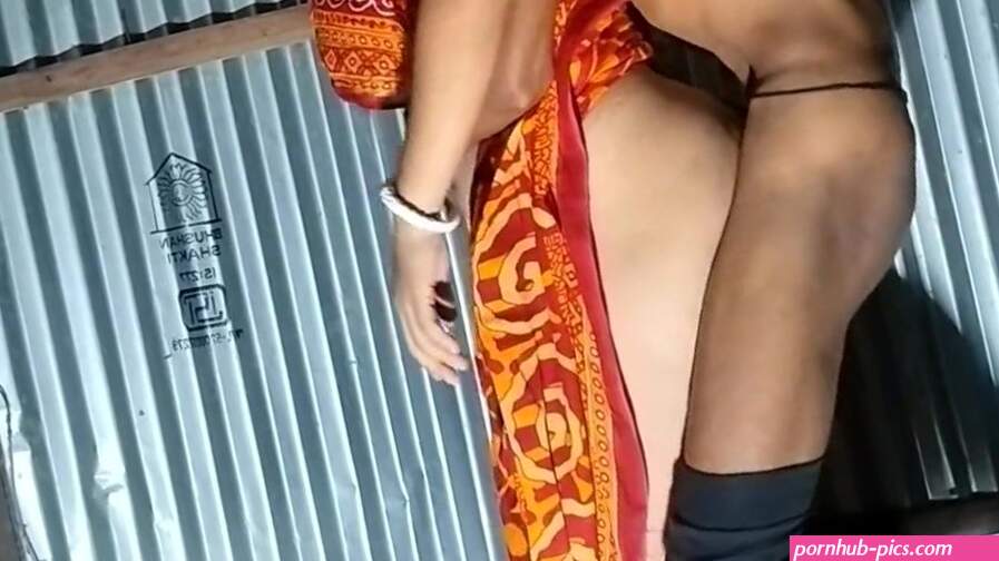 Desi boudi ko sari main jodordost Doggystyle korke anal Fuck kiya watch online