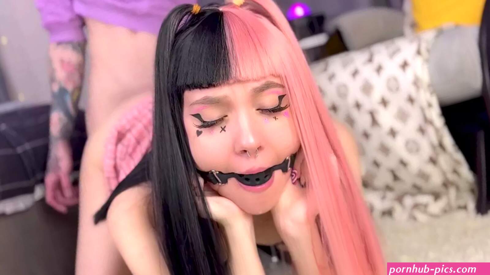 Emo hottie with a pretty pussy gets screwed on all fours too