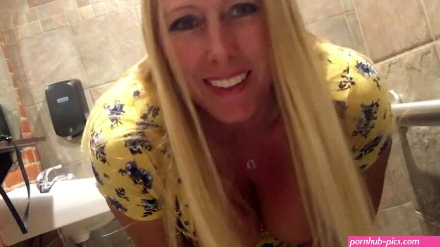 Seksi milf masturbasi ing jedhing
