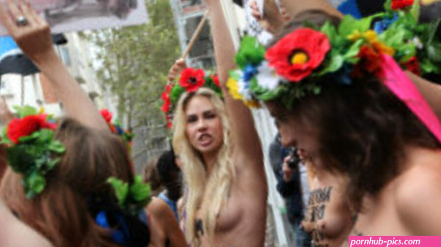Ukraines Femen group stages topless rally in Paris