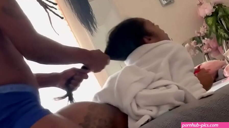 PULL HER HAIR WHILE YOU FUCK ME DADDY!