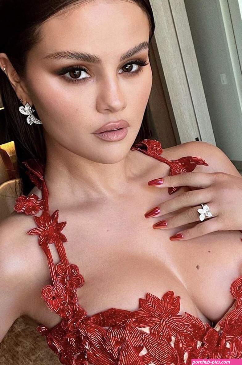 Selena Gomez BIG TITS at 2023 MTV VMAs Out Of This World