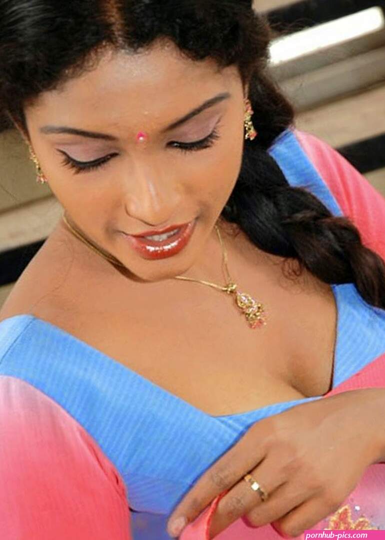 Beautiful aunty without saree hot navel boobs photos