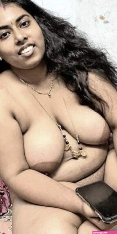 Hot married mallu aunty having big boobs and big ass dont miss the album