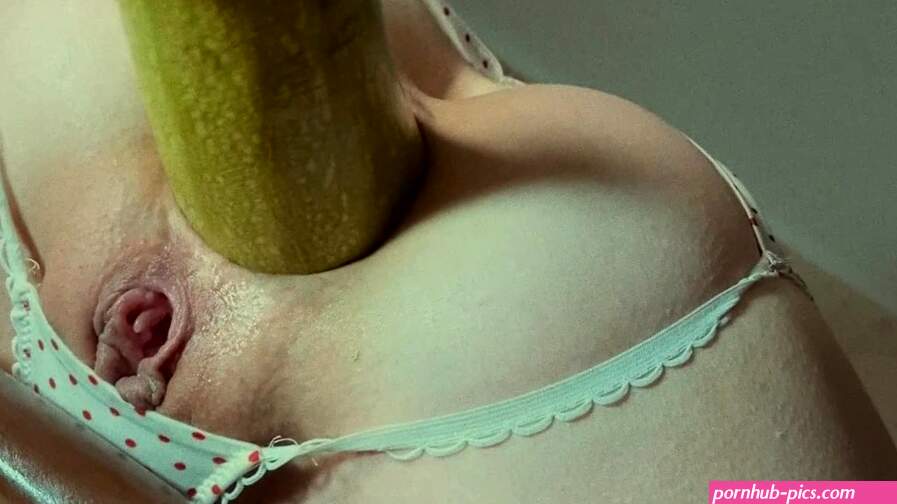 A 7.5 cm wide zucchini deep in my ass. I like it very much.