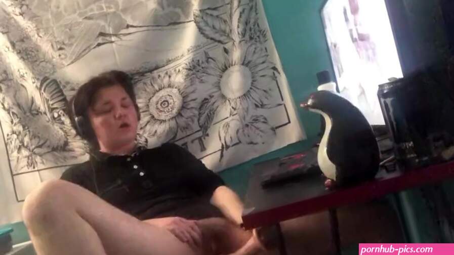 ftm hits juul and gets off to porn
