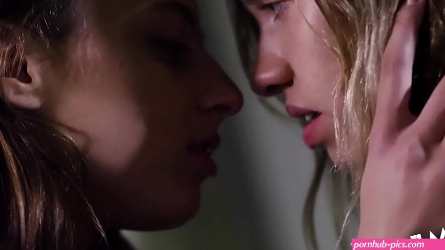 She Just Came Out Connects With Lesbian Babe At Party!