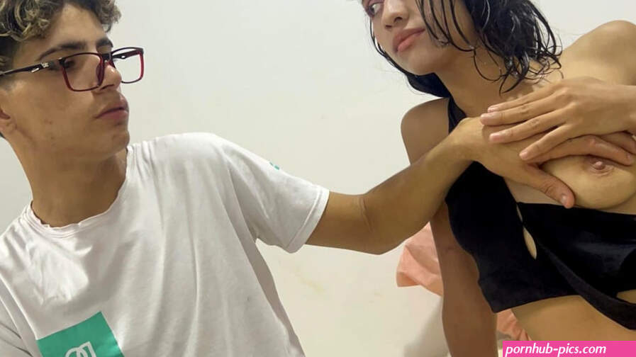 Adolescente latina de 18 anos com um bundo enorme recebe sexo anal brutal em vdeo caseiro amador.