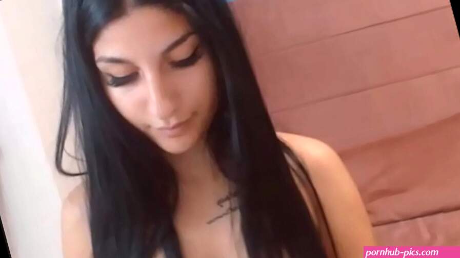 Sexy Latina Teen show her sexy Body