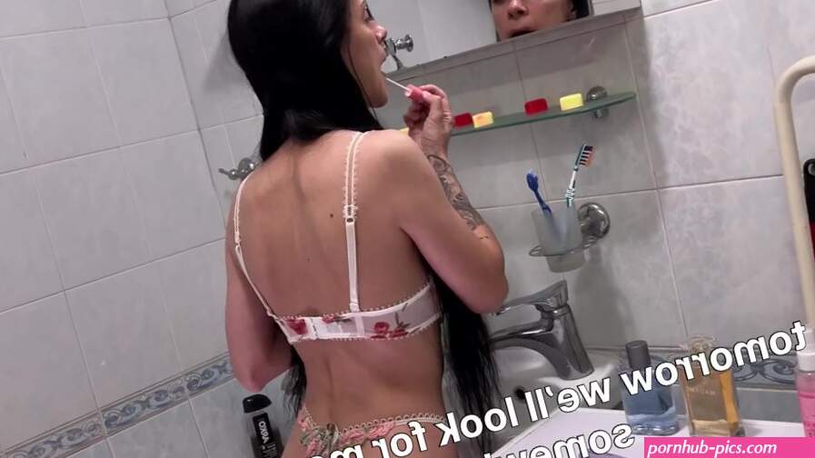 Step mom share bed in hotel room with Step son. Surprise fuck creampie for Step mother Vidéos Porno