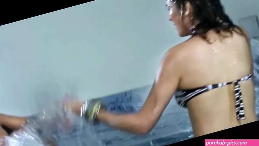 Udita Goswami en Sofia Hayat in hete bikiniscène