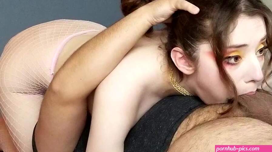 Hot magere vriendin met vurige make-up krijgt ENORME CUMSHOT DIEP IN HAAR KEEL