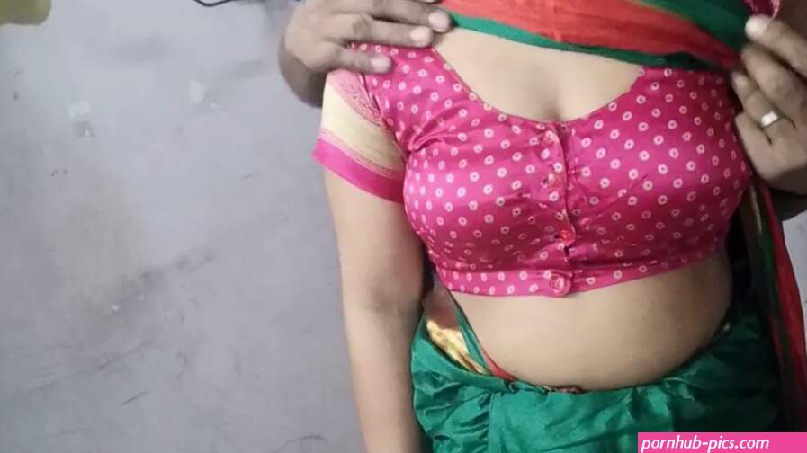 Indian Desi Bhabhi Saree Sex Video in Hindi Audio.