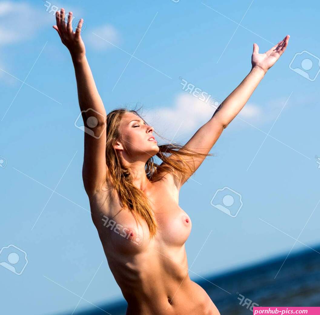 Beautiful Young Naked Woman Posing On The Beach. Enjoying Summer Time Near The Sea Royalty-Vrije Foto Plaatjes Beelden en Stock Fotografie. Image 49597974