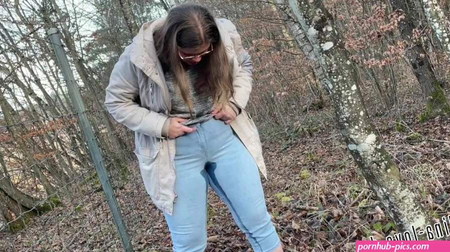 Omg mis primeros jeans al aire libre mear. Chica alemana de 18 años