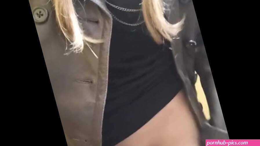Modelo Alemana Cachonda En un Baño Pblico Disfruta y Mea y Es Observada Por un Trabajador Con Cuero